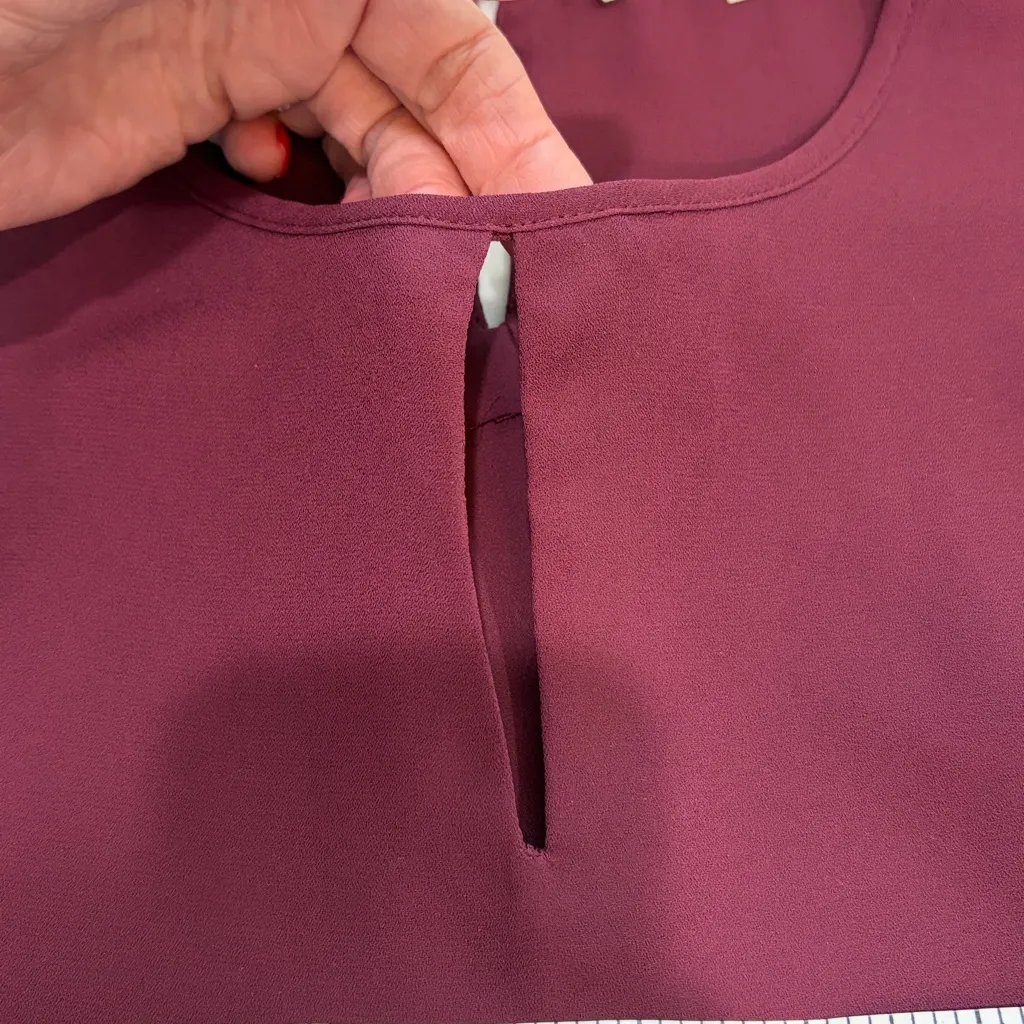 Violet & Claire burgundy sleeveless keyhole front blouse - Image 5