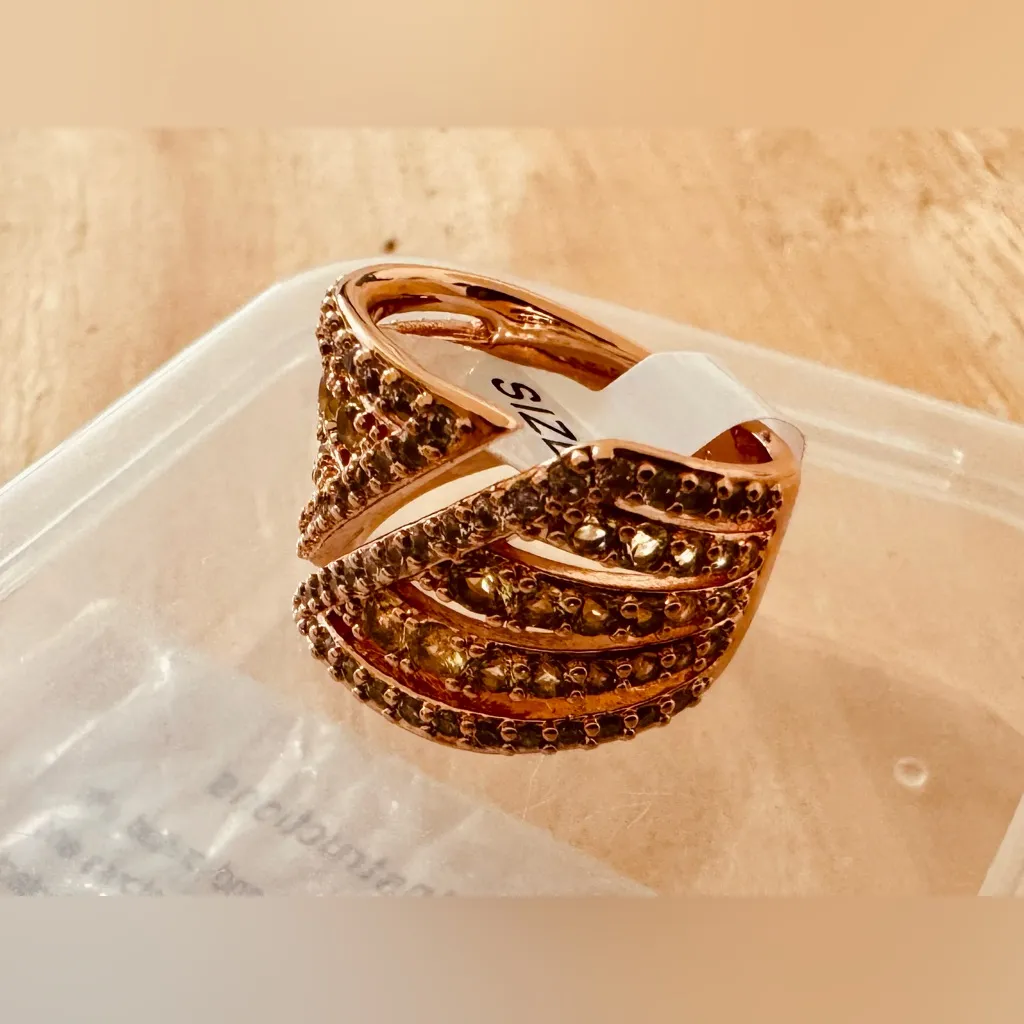 Bomb Party August RG59251 Silky Dancing Grasslands Peridot in Rose Gold Size 5. - Image 3