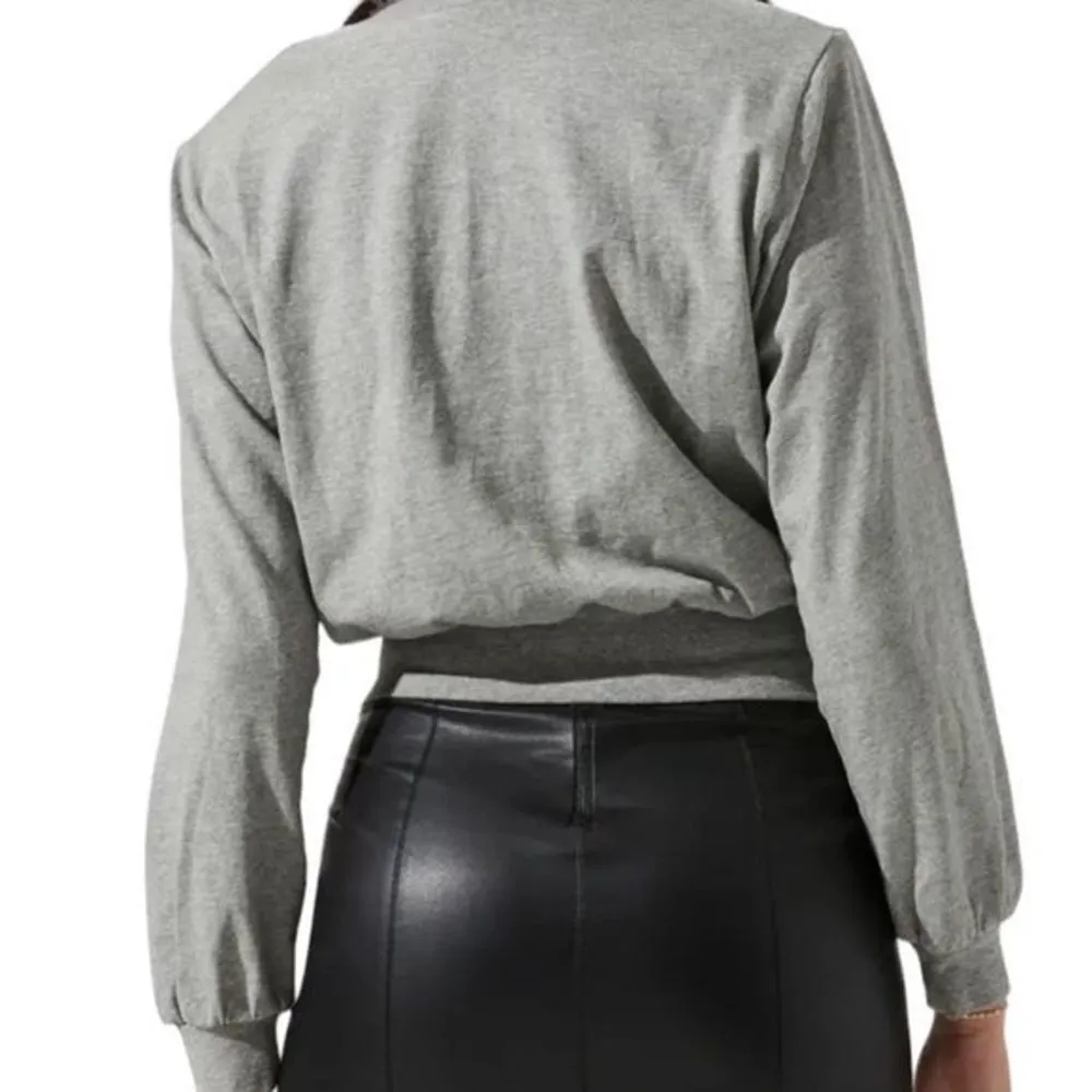 ASTR NWT  The Label Volume Padded Shoulder Pullover Sweatshirt in Heather Grey - Image 88