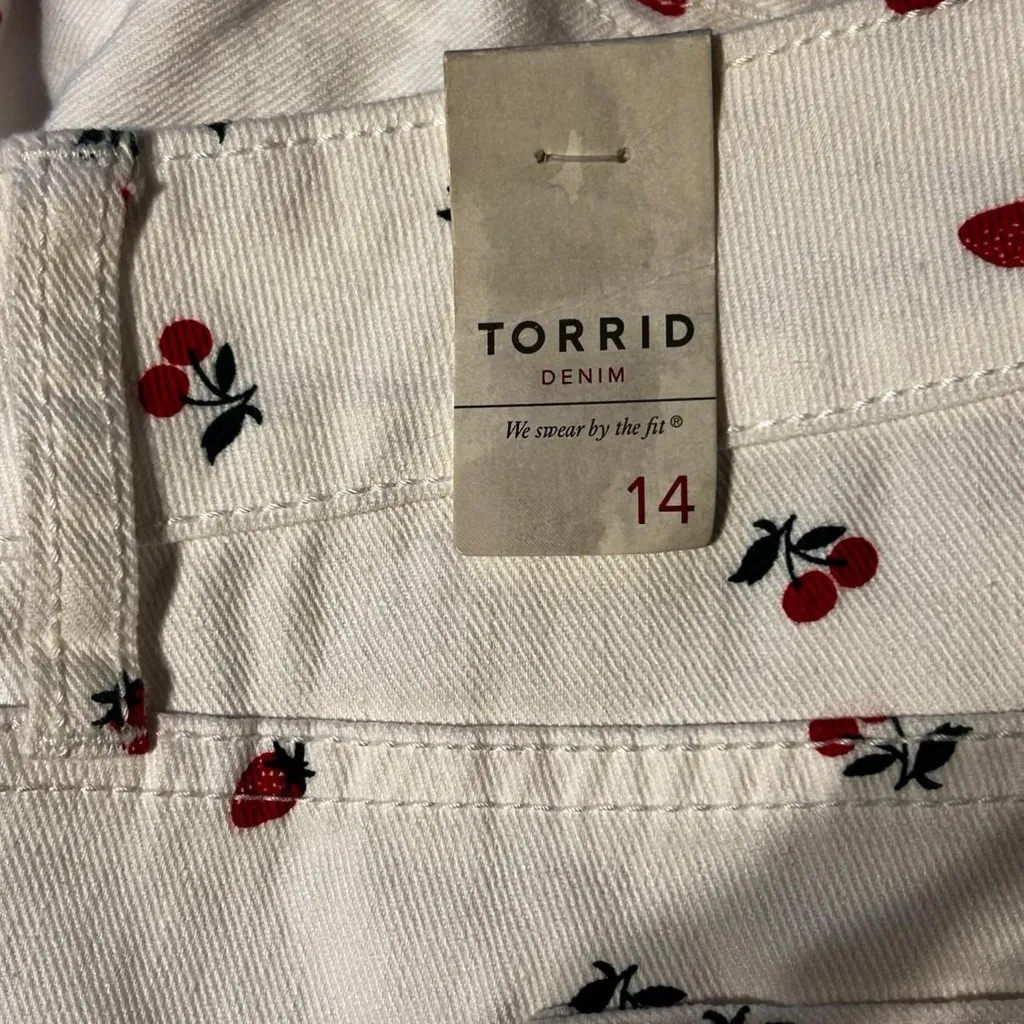 NWT Torrid Size 14 White Shorts with Strawberry and Cherry Print - Image 4