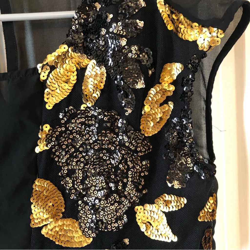 dance wear/top. Gold and black Sequined Great condition leotard top Size small - Image 3