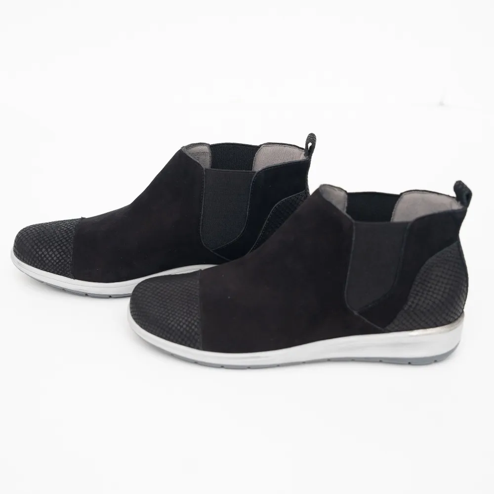 Walking Cradles Osmond Black Leather Bootie Size 7.5 - Image 2