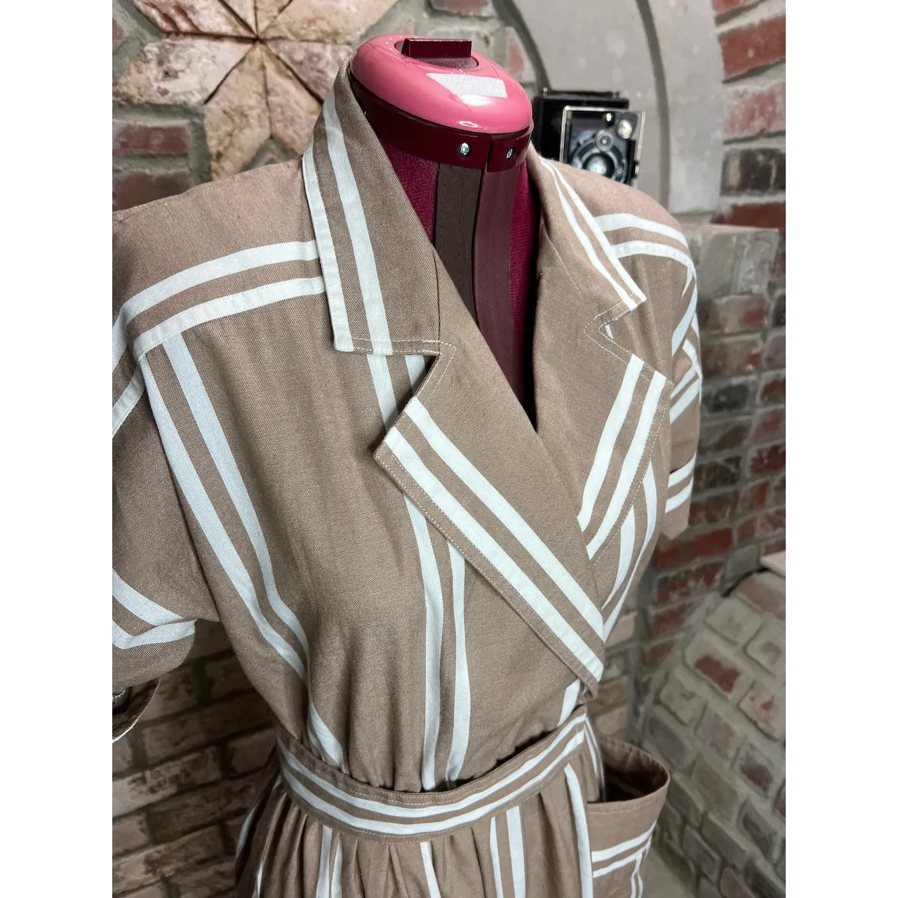 shirt dress 1950s striped pockets tan white patch pockets Size 10 - Image 2