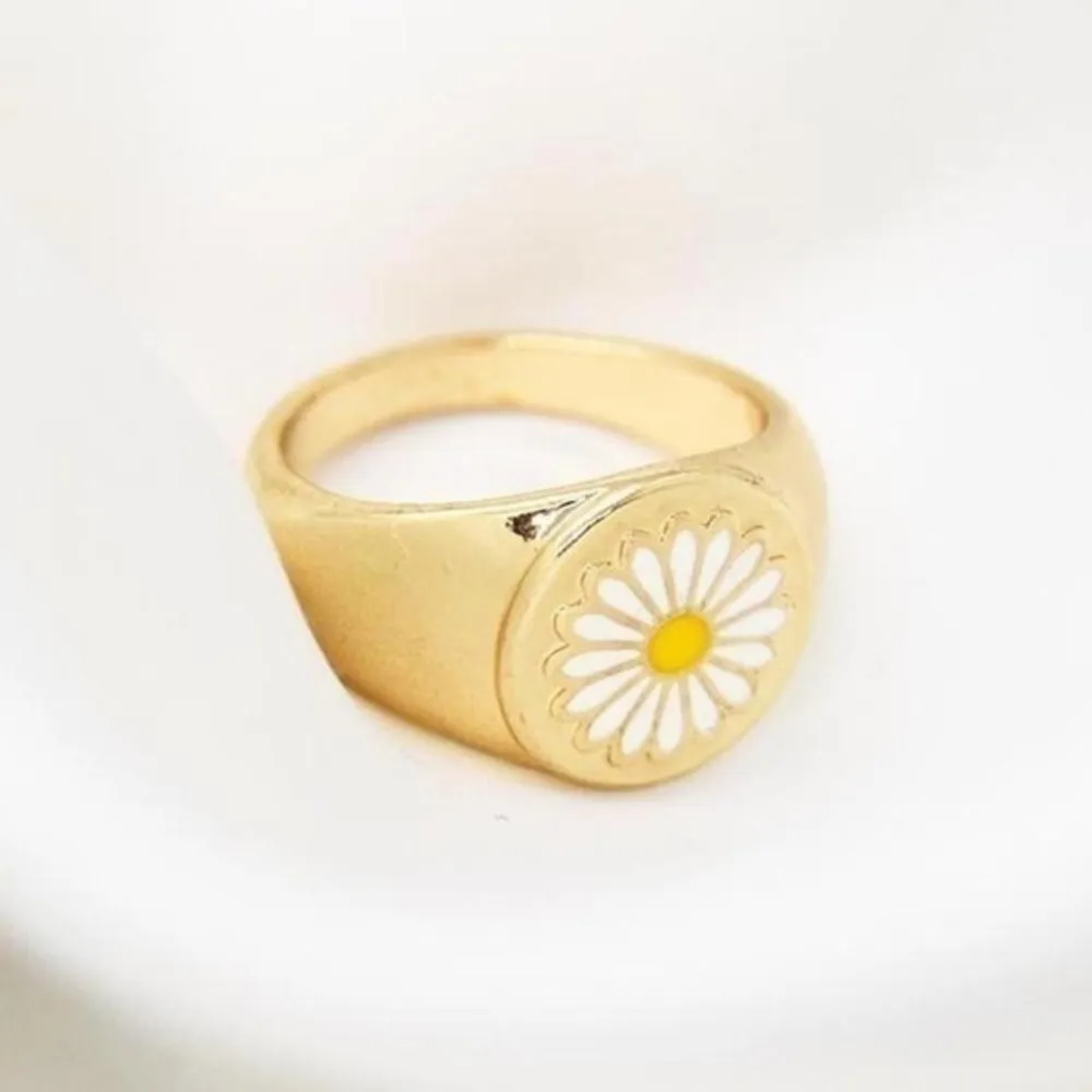 Gold Daisy Ring - Image 3