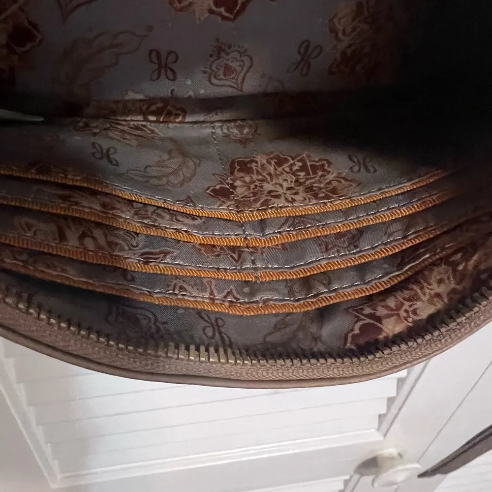 HOBO cross body, taupe color. Zipper top closure with adjustable strap. Tan - Image 6