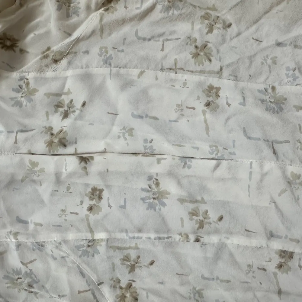 Medium Anne Alexander 100% Silk Floral Button - Image 3