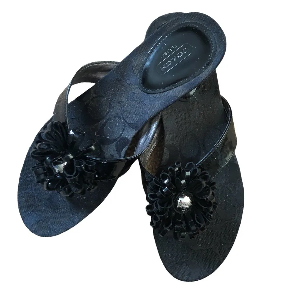 Authentic Coach Skye Thong  Sandal 9B  Patent Leather W/Flower Logo Black - Image 2