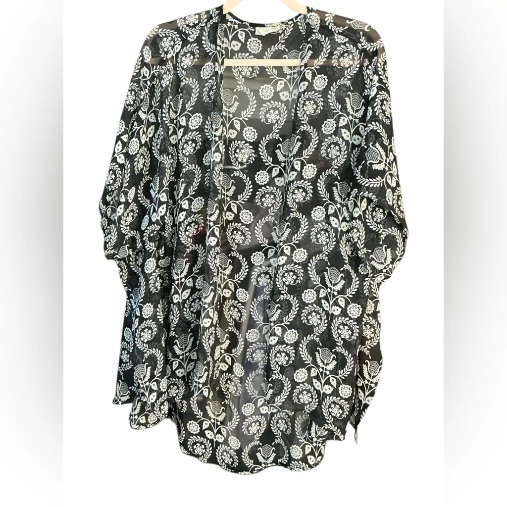 La Hearts Black and White Floral Wrap - Image 2