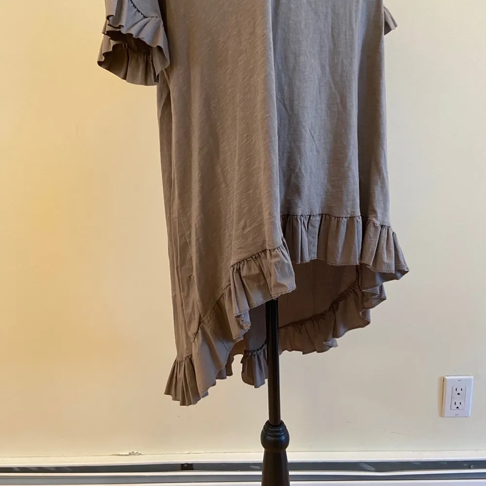 Short sleeve ruffled high to low shirt Tan - Image 3