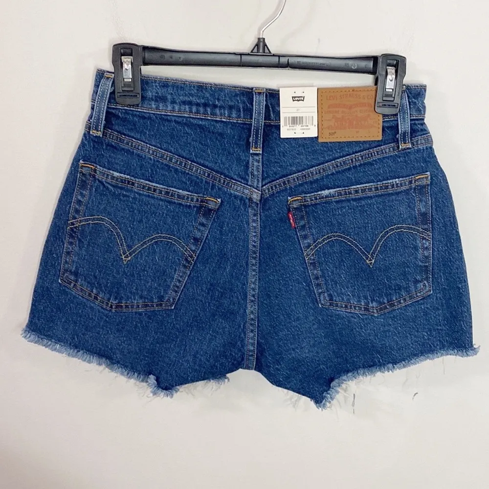 Levi’s Premium 501 High-Rise Distressed mini Shorts in Salsa Destiny Wash sz 27 - Image 4