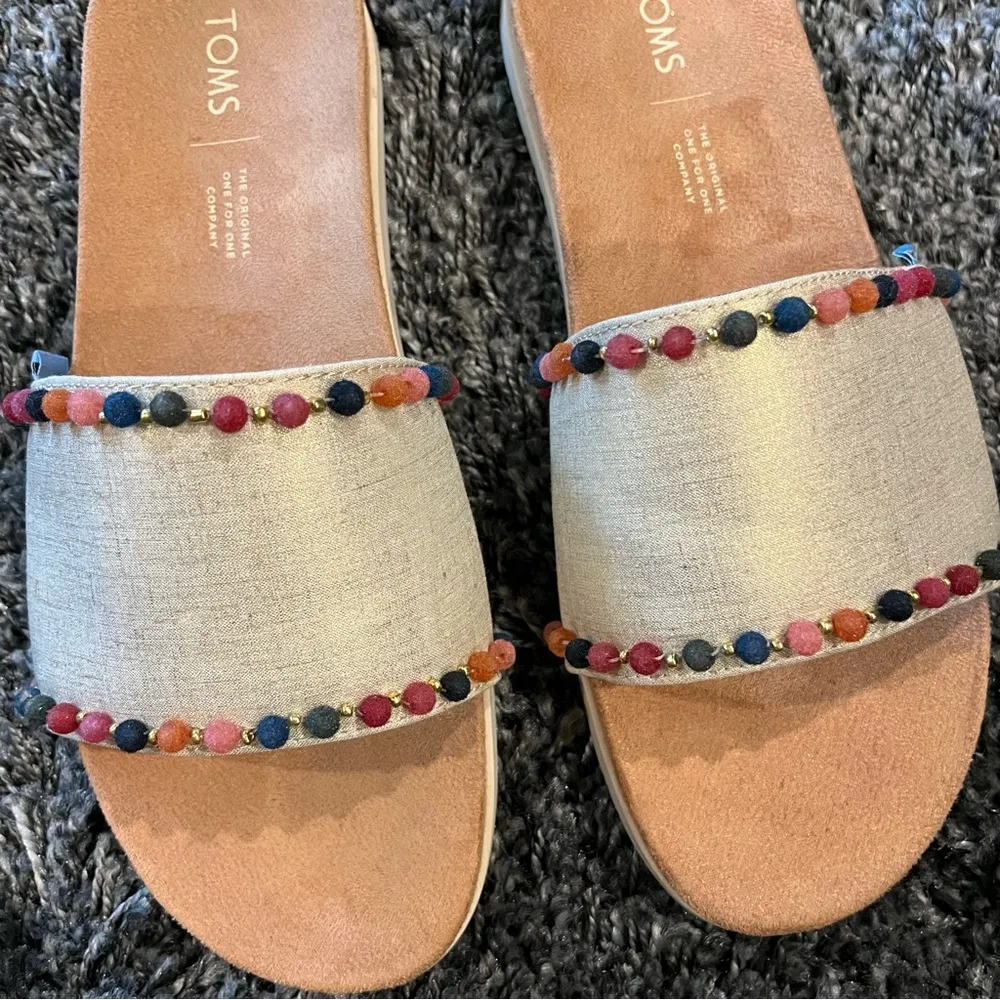 🌹TOMS PARADISE GOLD SHIMMER AND POM POM SANDALS SIZE 9🌹 - Image 4