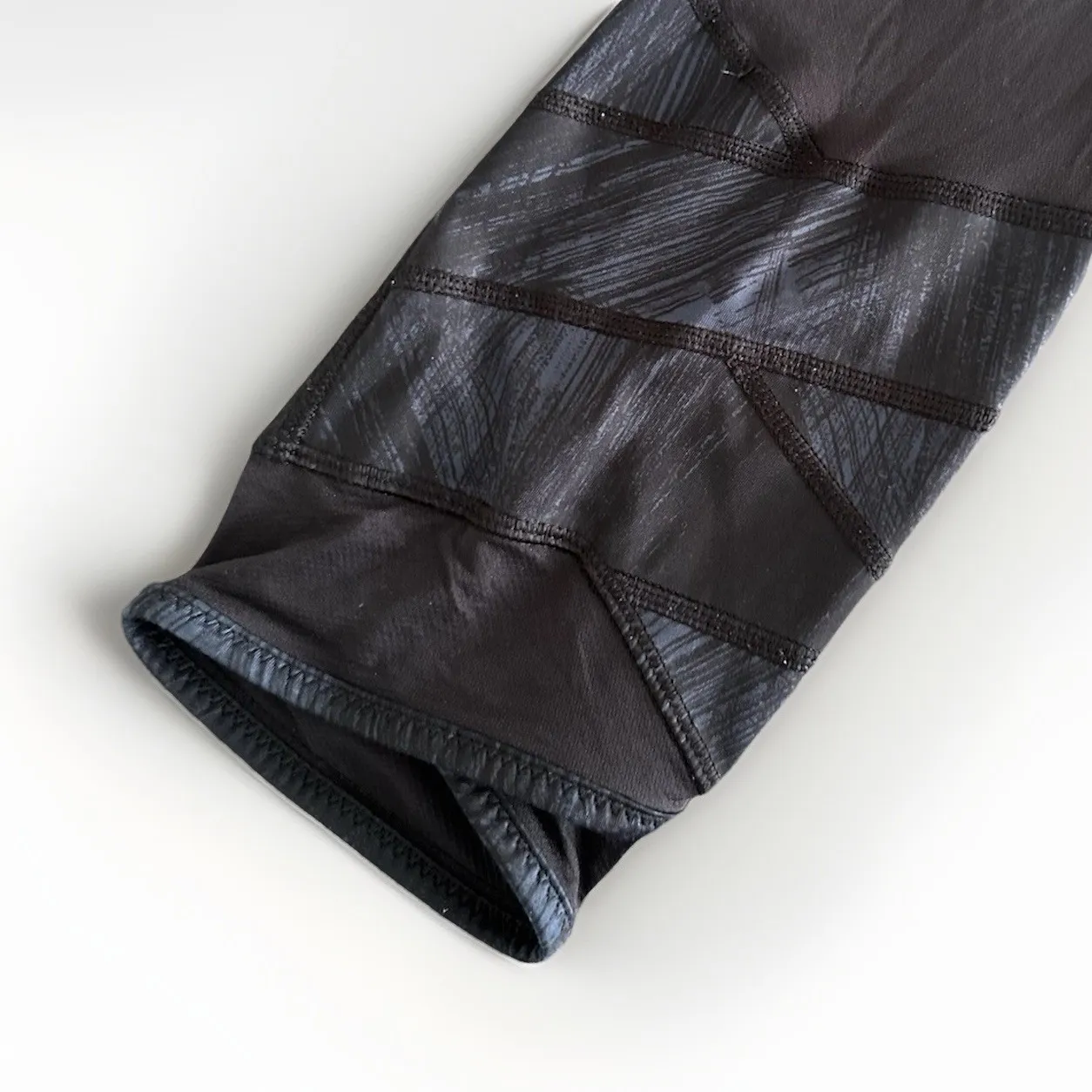 LULULEMON Size 8 Black With Pattern 25" Forget The Sweat Mesh Athletic Leggings - Image 6