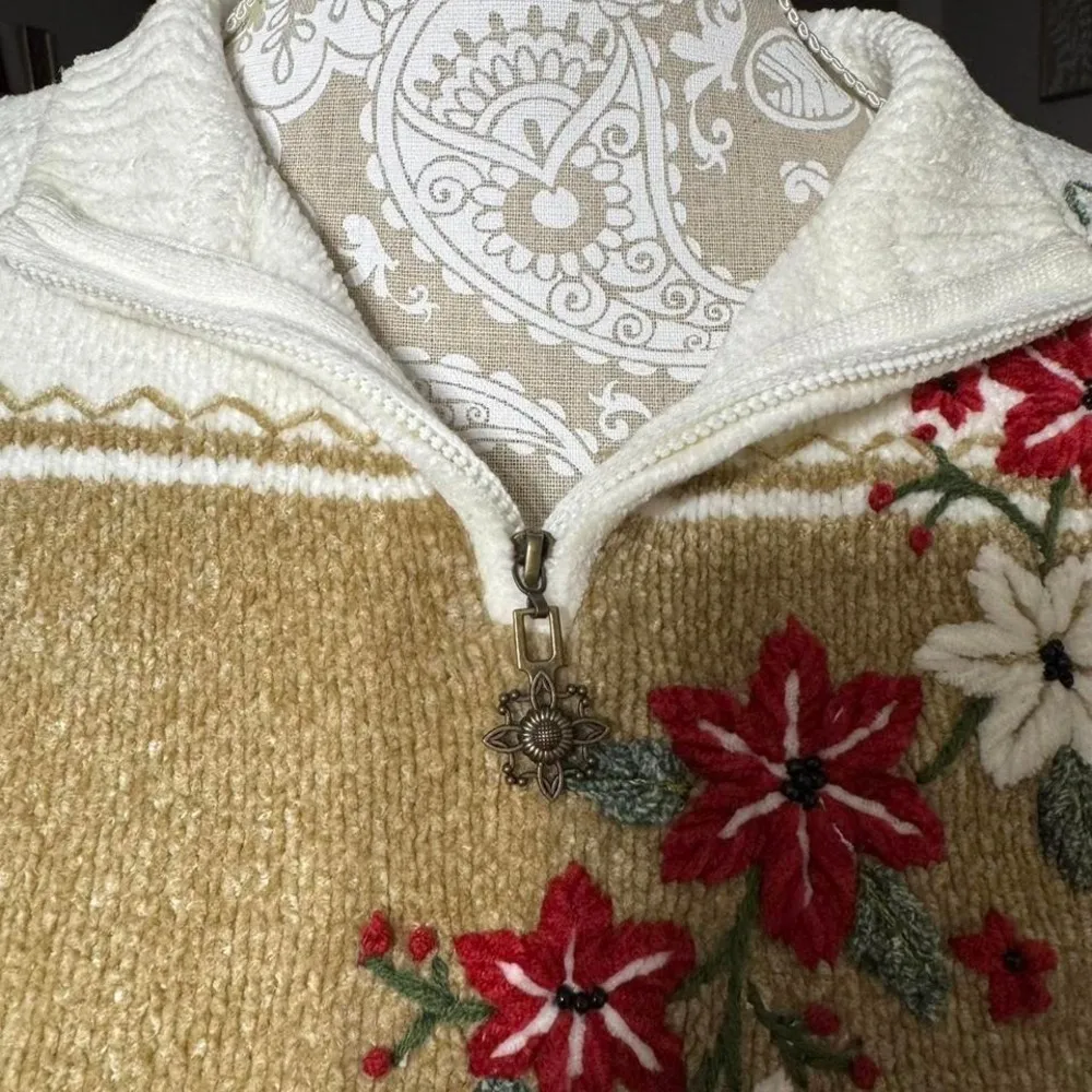 Vintage Holiday Floral Embroidered Sweat White Brown Red and Black Size Large - Image 4