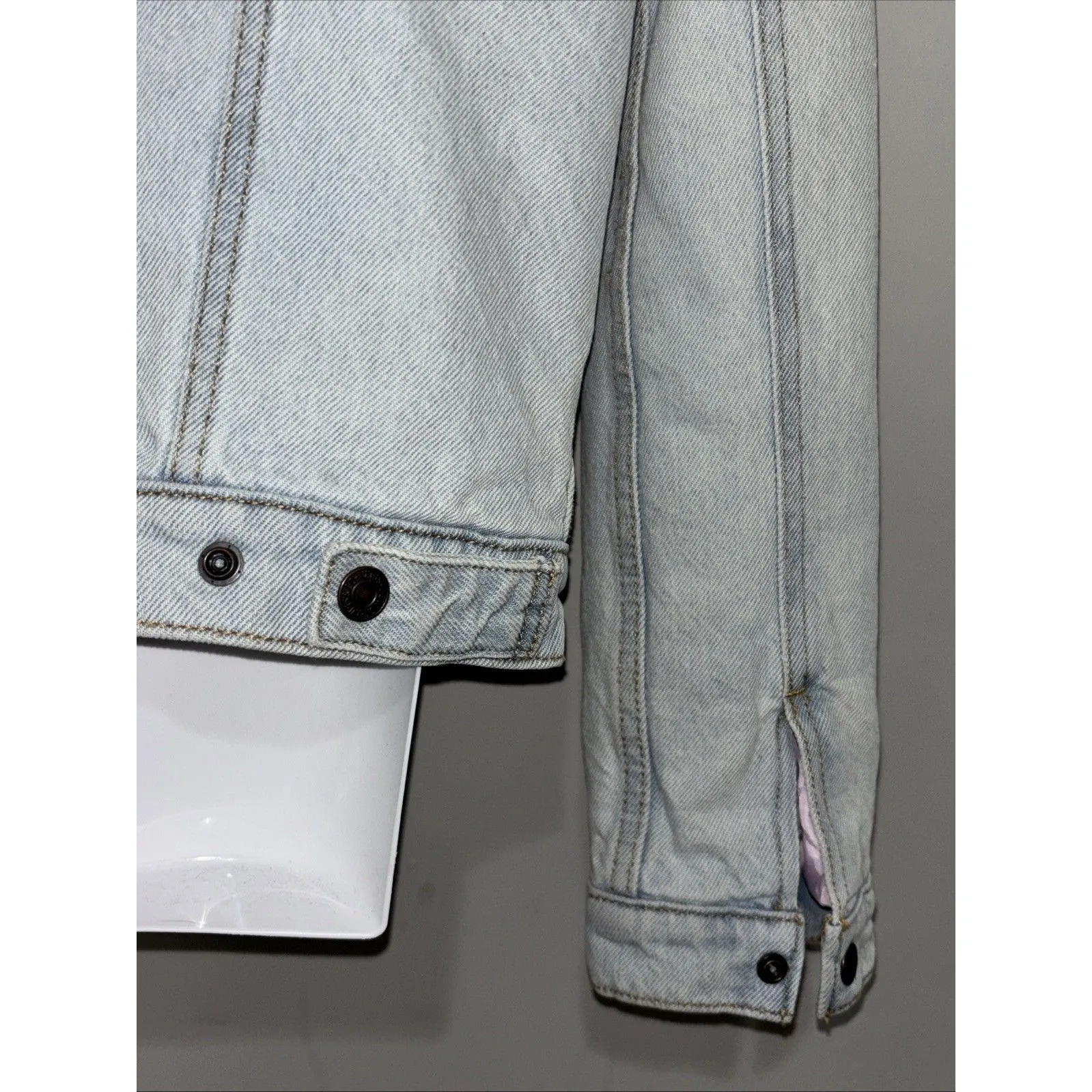 LEVI'S Women's Jean Jacket  Lavender Light Wash Size Medium - Image 9