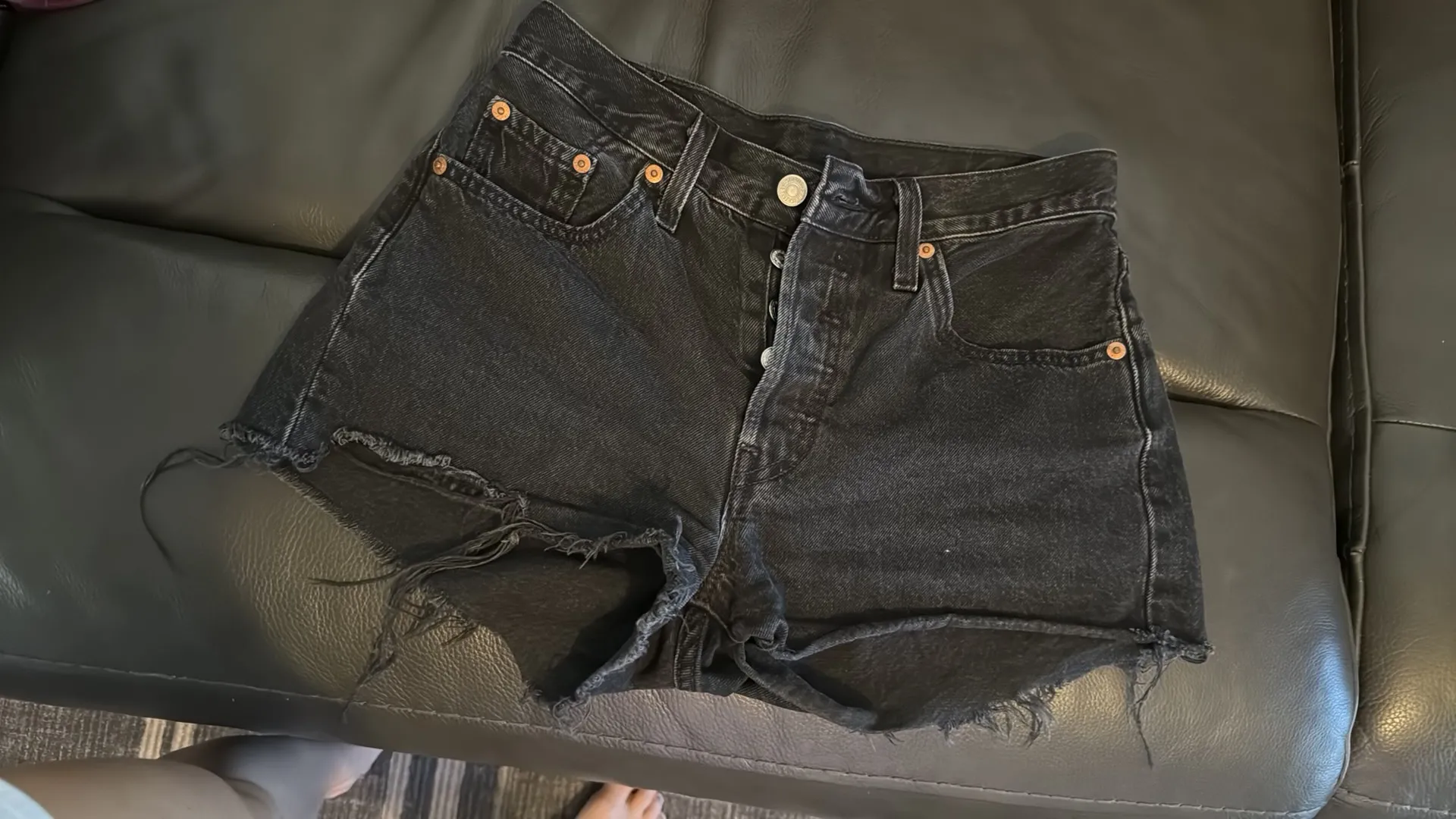 Levi’s Shorts 501 Denim High-Rise Cut-Off Black - Image 4