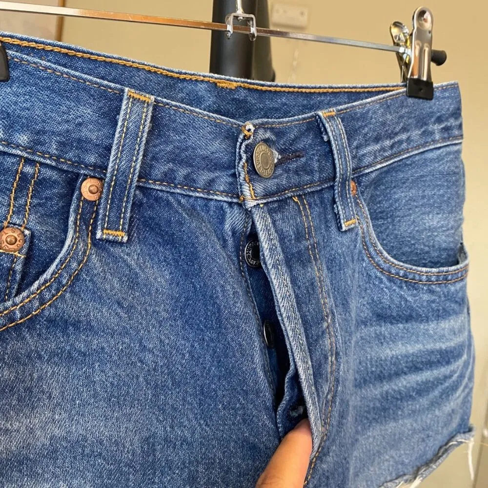 Levi’s 501 dark wash denim shorts buttonfly distressed size 26 - Image 5