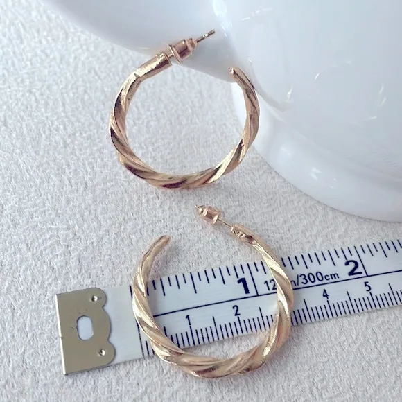 Medium twisted gold hoop - Image 3