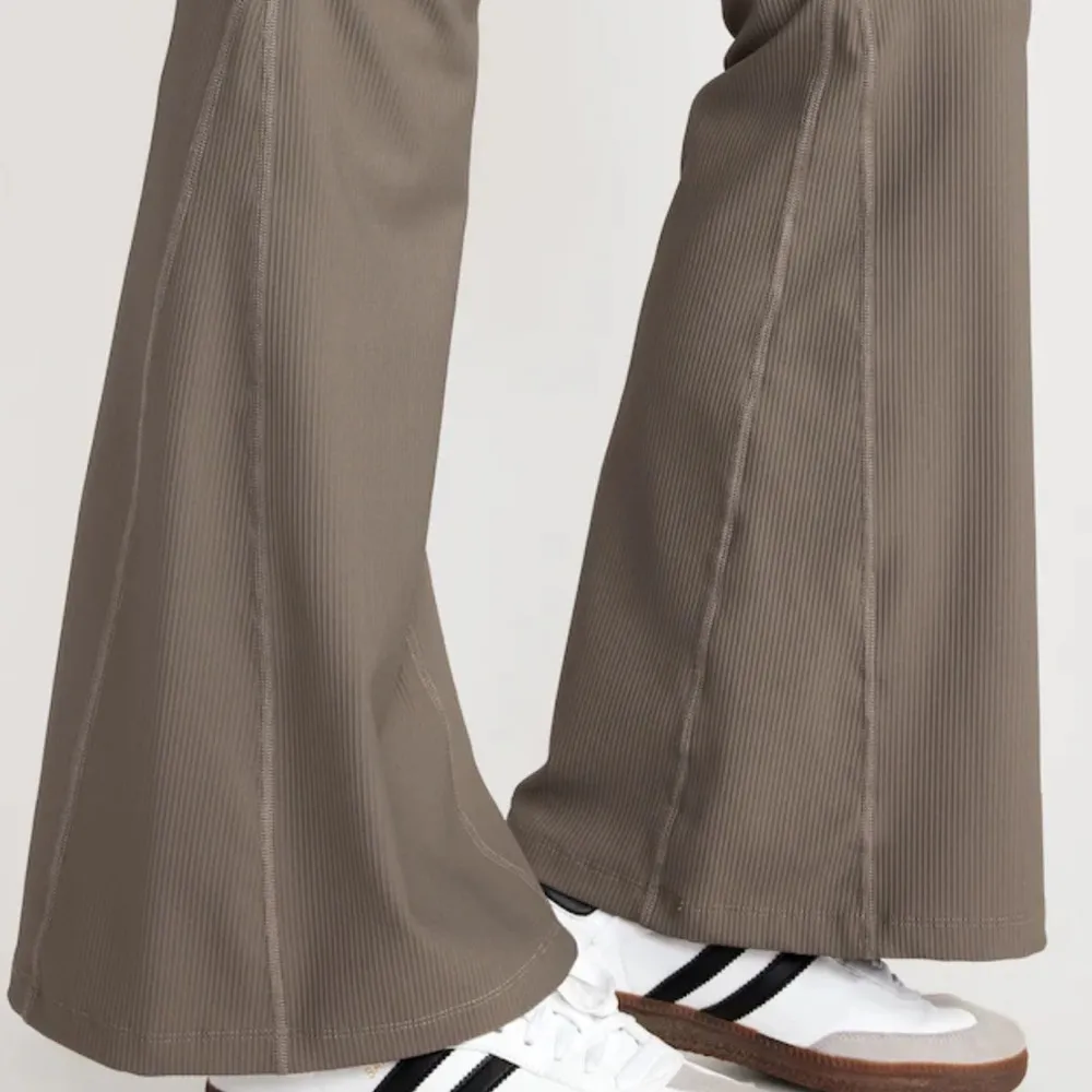 Old Navy Extra High-Waisted PowerSoft Rib-Knit Super Flare Leggings Temple Stone - Image 3