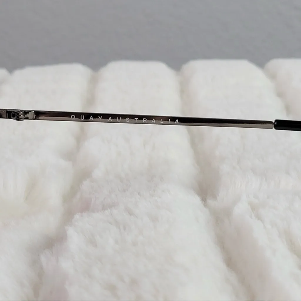 Quay Australia - Jezabell Sunglasses in Gunmetal/ Navy to Peach Lens new in case - Image 12