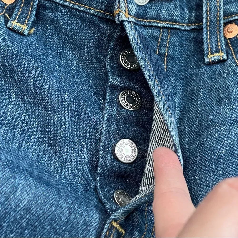 Levi’s Ribcage Premium Shorts Distressed in Medium Wash Charleston Chill Size 25 - Image 6