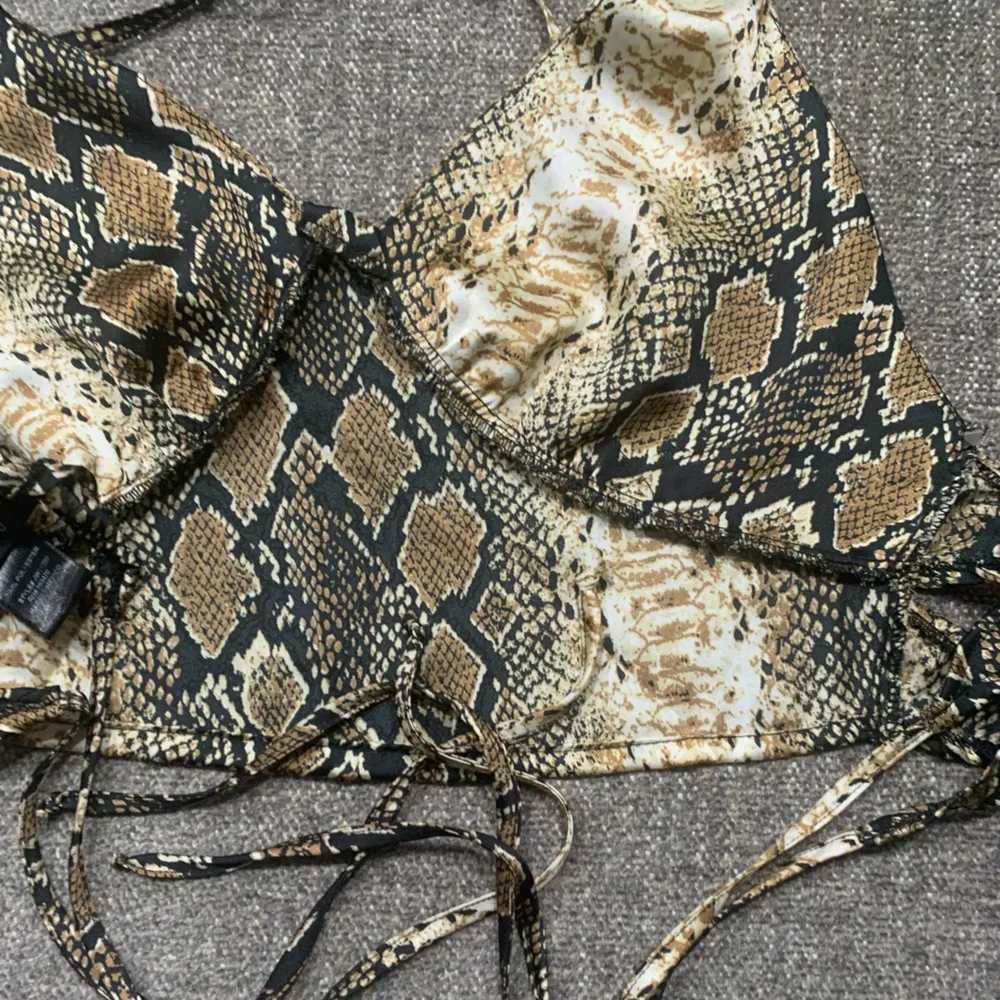 ⭐️Silky Snake Print Halter Crop Top Tie Back S NWOT Gray - Image 4