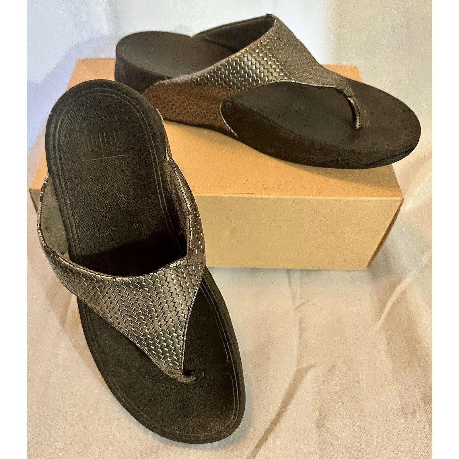 FitFlop Women's Lulu Weave Flip-Flop 407-012, Silver US Size 9 - Image 2