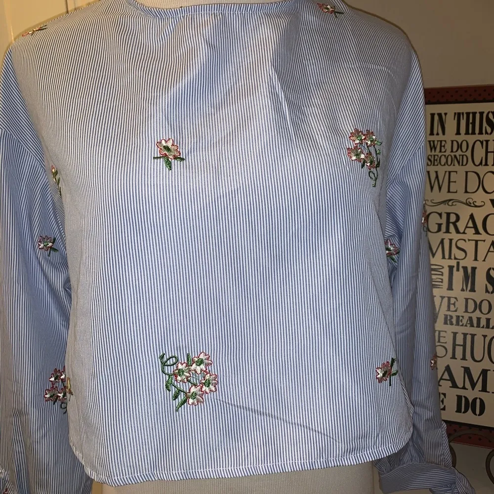 Bleuh Ciel  cropped open back shirt, Small - Image 2