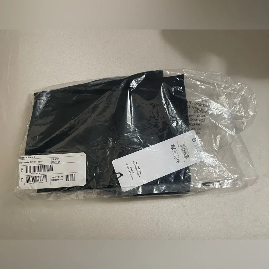Alo Yoga NWT High Waisted Airlift Leggings in Black Size S - Image 11
