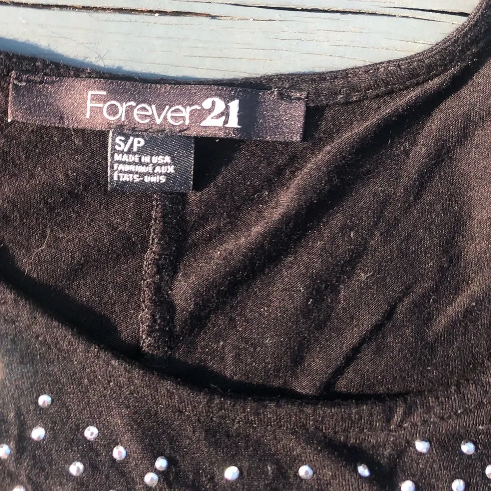 [forever 21] small black crop top with sparkles - Image 3