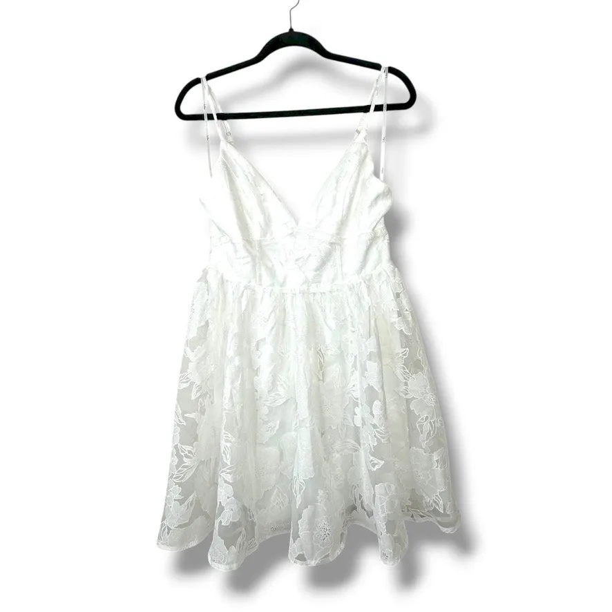 Lulus NWOT Floral Feelings White Floral Burnout Jacquard Babydoll Mini Dress Size M - Image 3