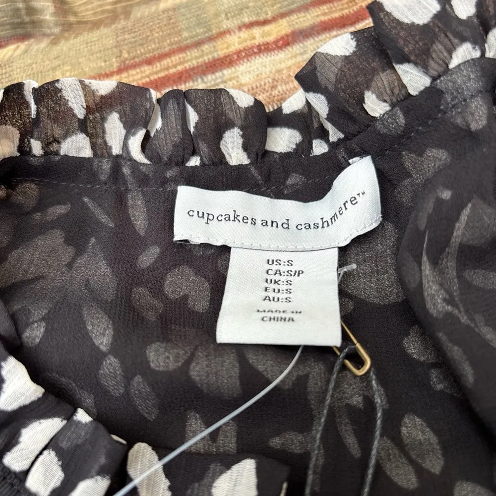 Cupcakes & Cashmere Black and White Sleeveless Ruffled Blouse - Image 2