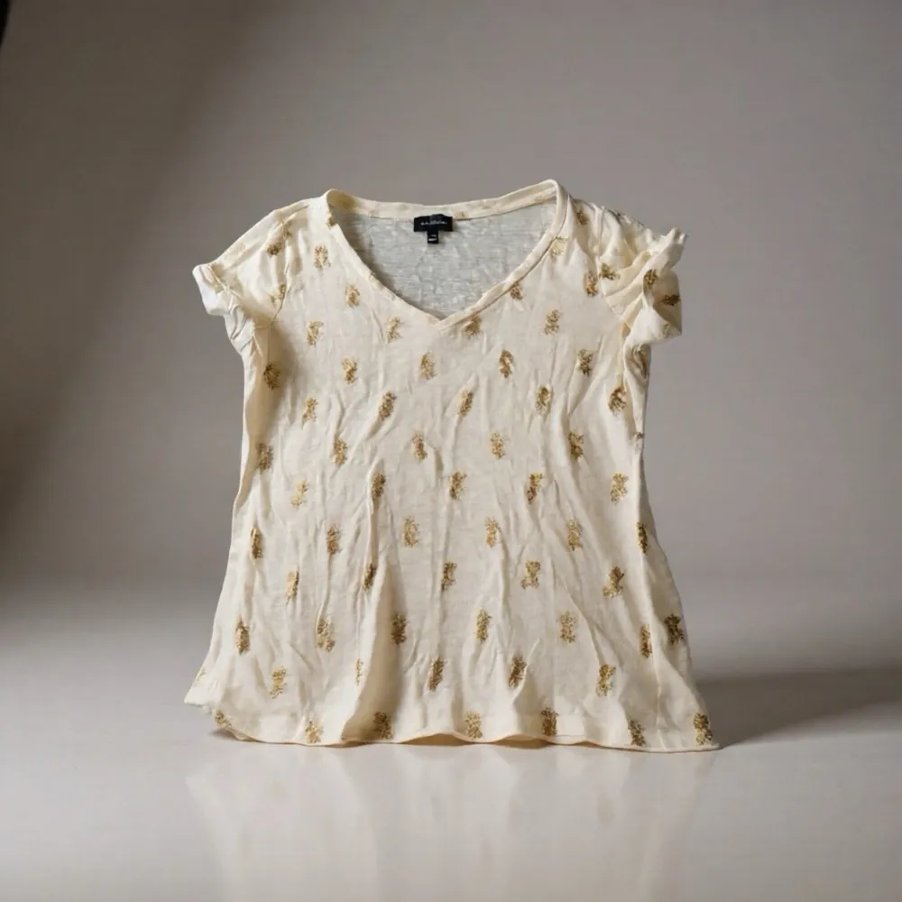 The limited size medium white Tshirt with pineapple print - Image 3