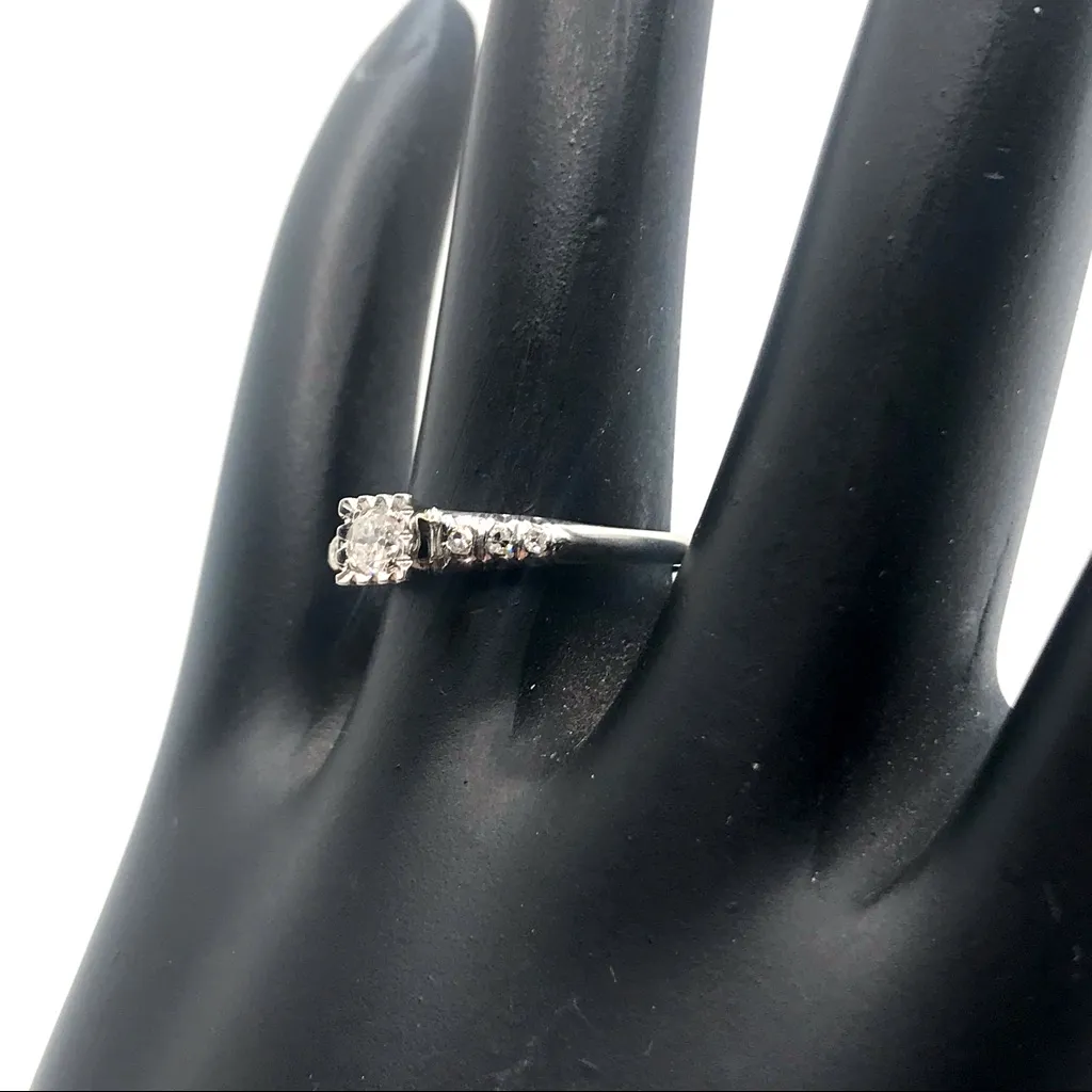 18K SOLID WHITE GOLD WITH PLATINUM ACCENTS GENUINE DIAMOND RING (6.75) Silver - Image 9