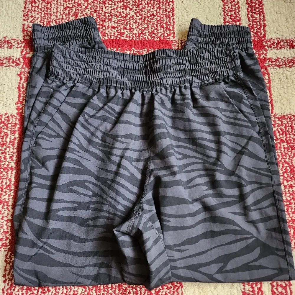 Old Navy Black Green Zebra StretchTech High Waist Nylon Joggers Size Medium - Image 6