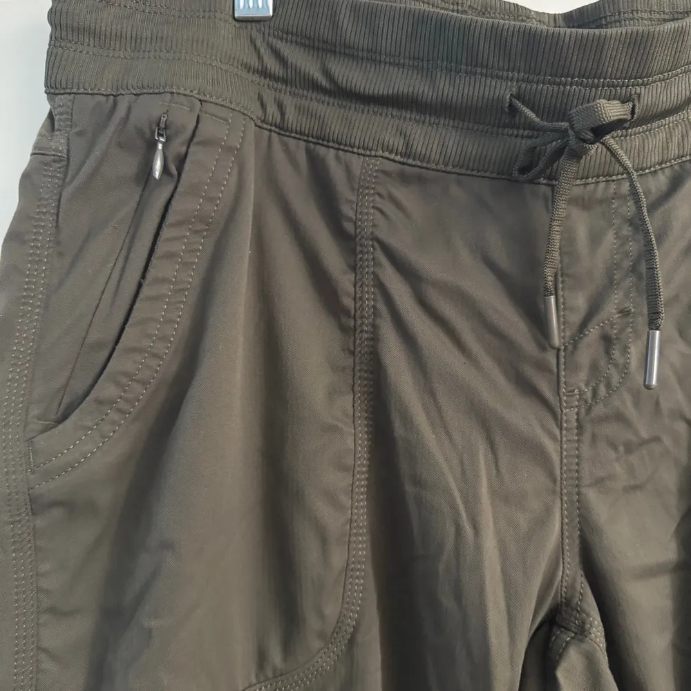 The North Face Olive Green Cargo Pants with Relaxed Fit - Image 3