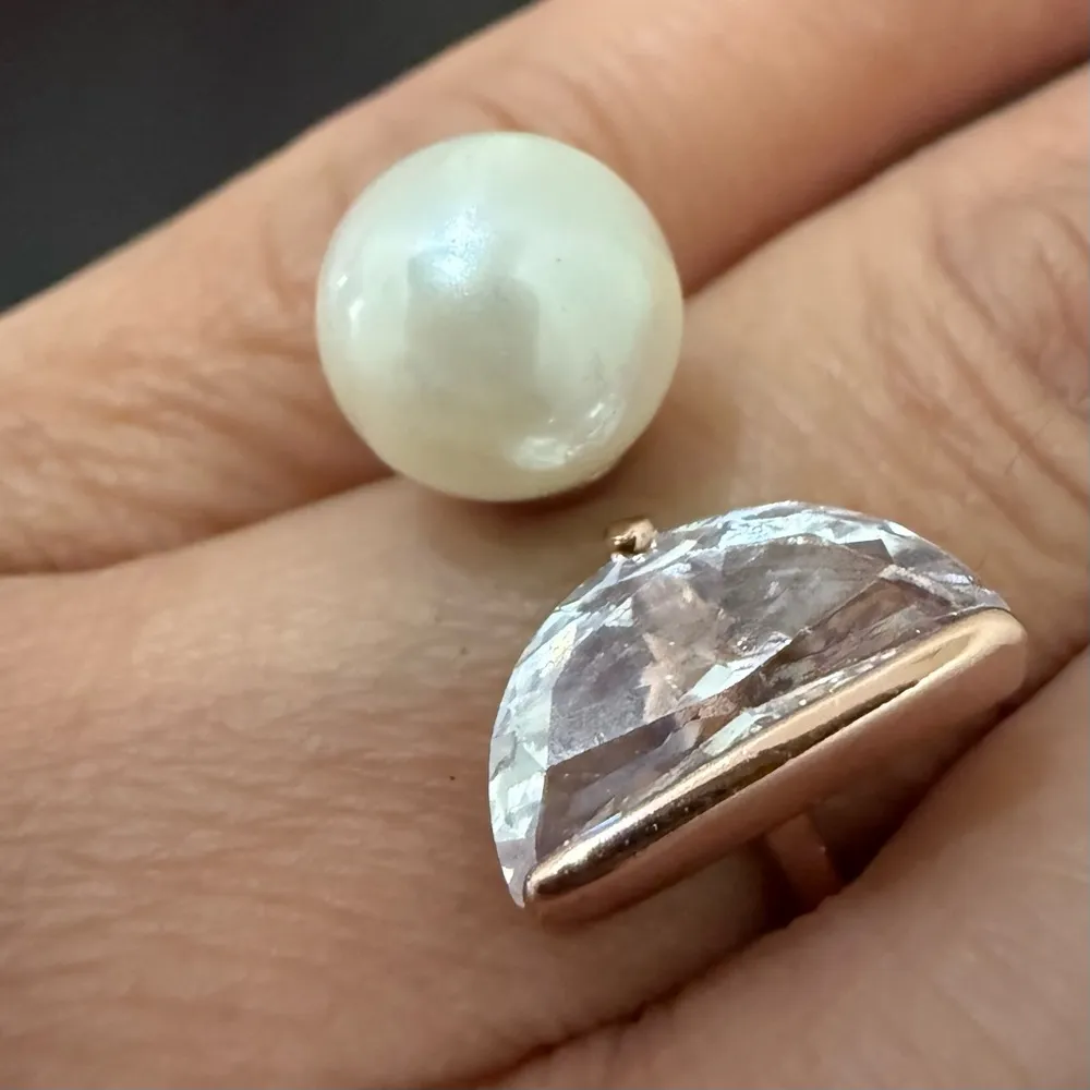 Unsigned Faux Pearl & Crystal Rose Gold Open Ring Fashion Ring Size 7 White - Image 2
