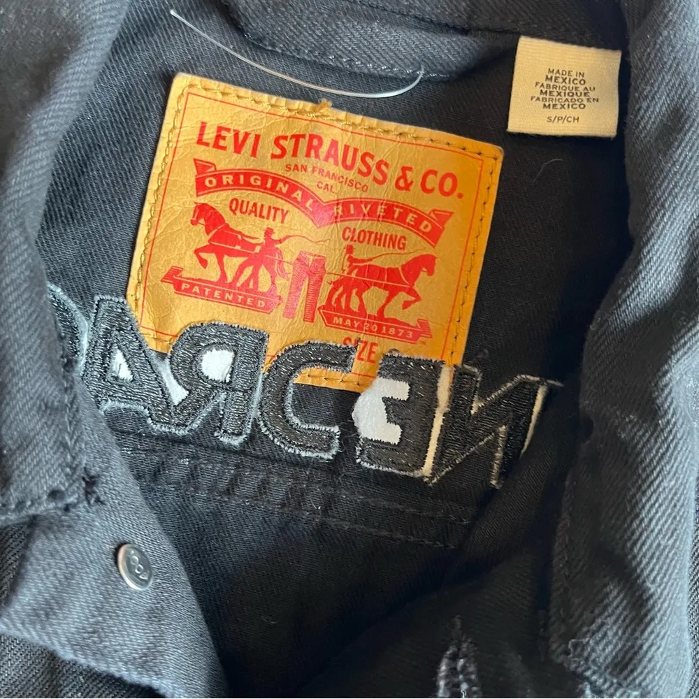 Levi’s Imagine Dragons Black Denim Womens Small Embroidered Jean Jacket
. - Image 13