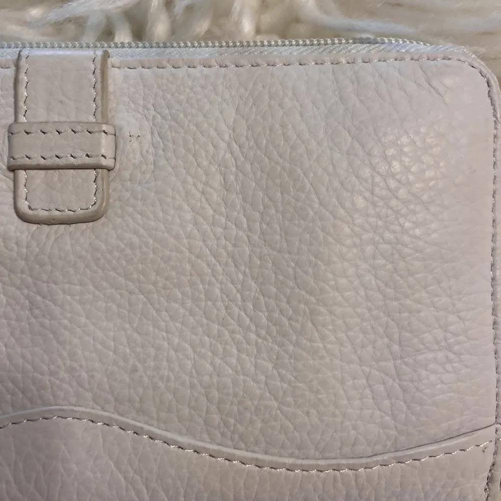 TIGNANELLO Wallet BNWOT color is white/off white zipper on the back - Image 2