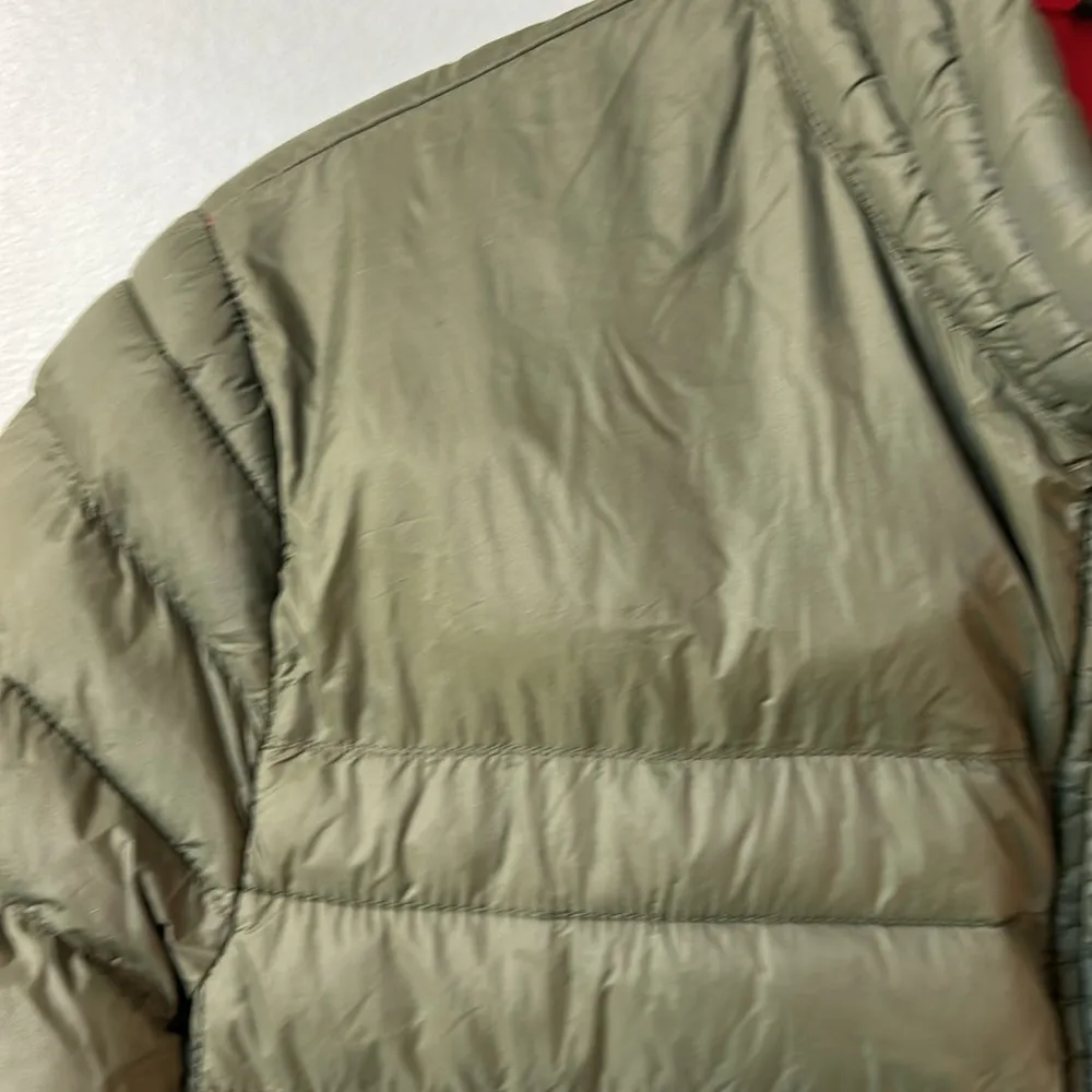 Gap lightweight puffer in black moss size small. Ex cond! - Image 3