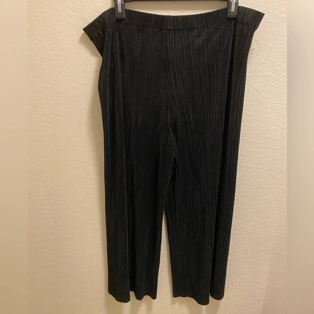 Alice + Olivia Black Cropped Pleated Pull On Pants Size 2 **FLAW** - Image 4