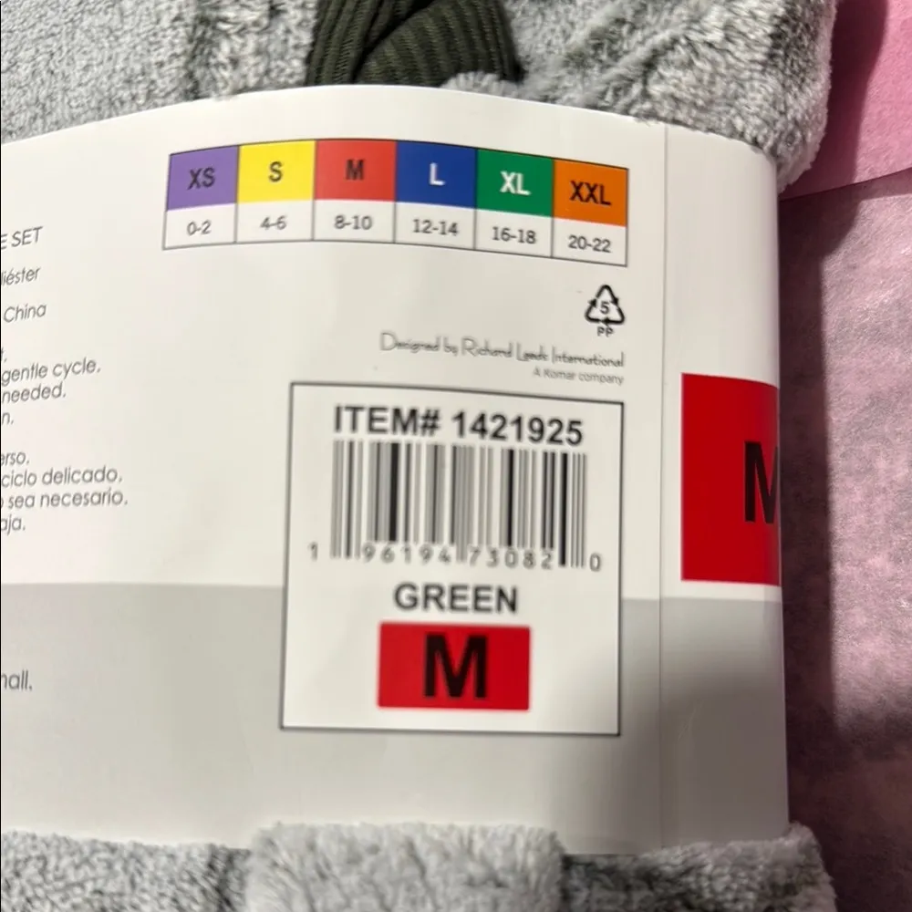 Star Wars women’s fuzzy Pajamas - size M. 2 pc. Super cozy! Star Wars, yoda - Image 6