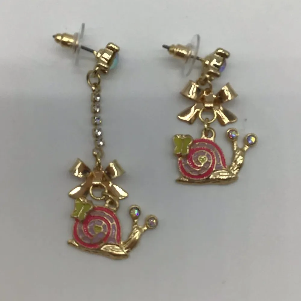 NEW asymmetrical gold drop dangle snail earrings - Image 2