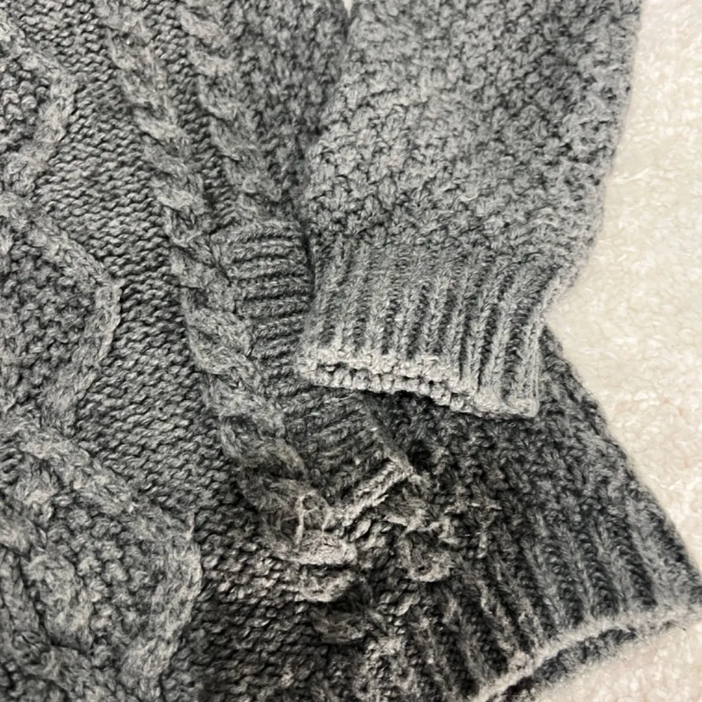 BDG V Neck Grey Knit Cardigan Size M - Image 6