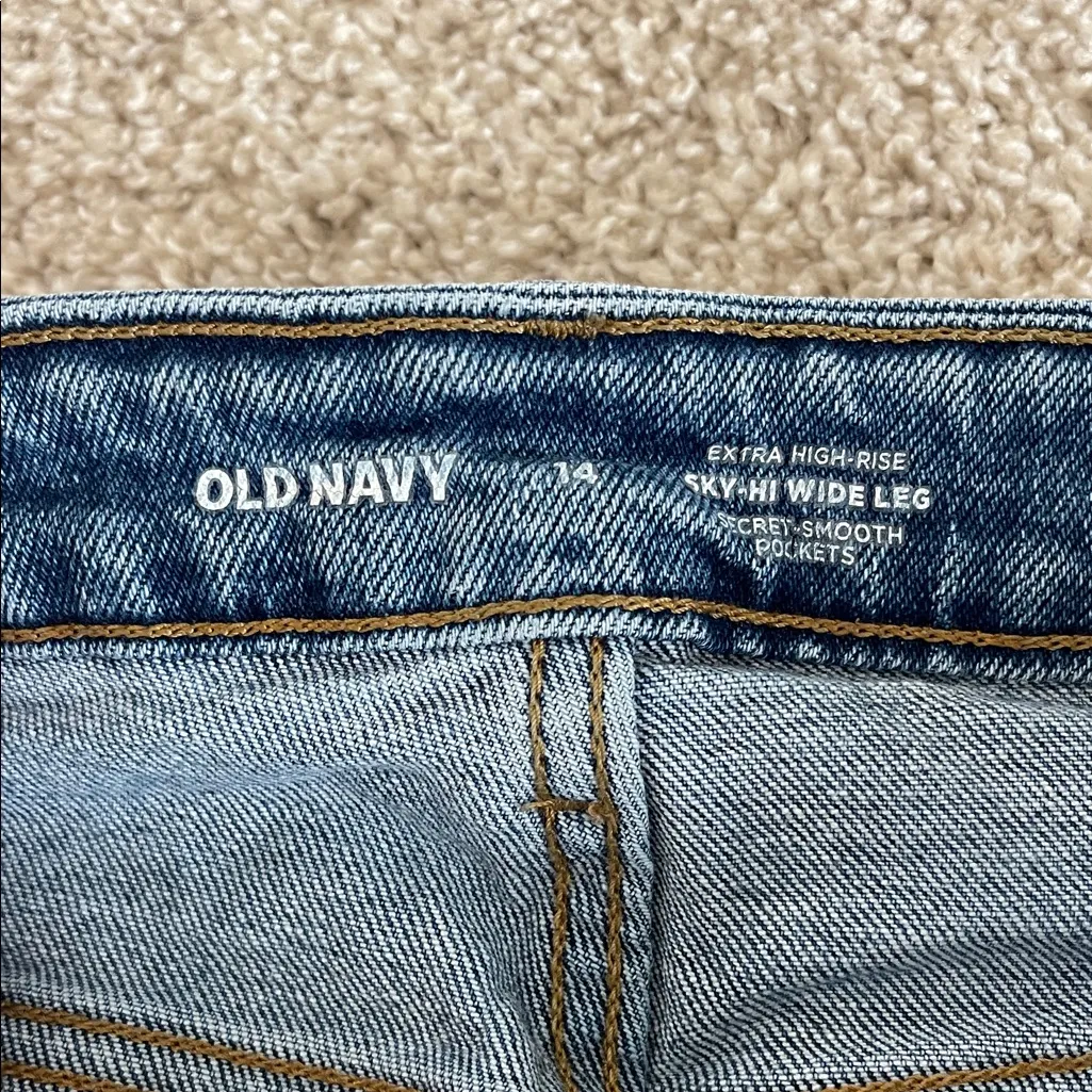 Old Navy Light Blue Ankle Jeans - Image 2