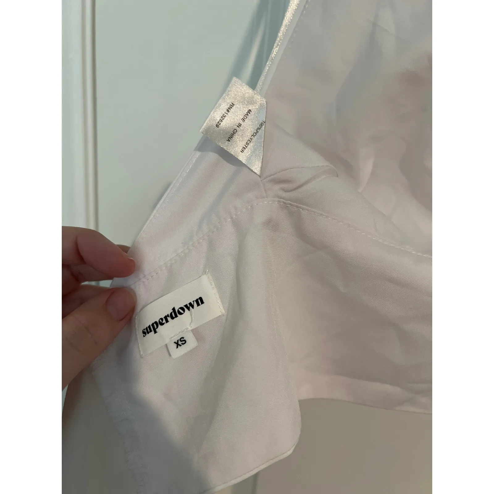 Superdown White Halter Tie-Back Crop Top – Size XS - Image 4