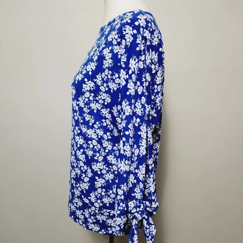The Limited blue white floral cutout sleeve blouse size medium - Image 4