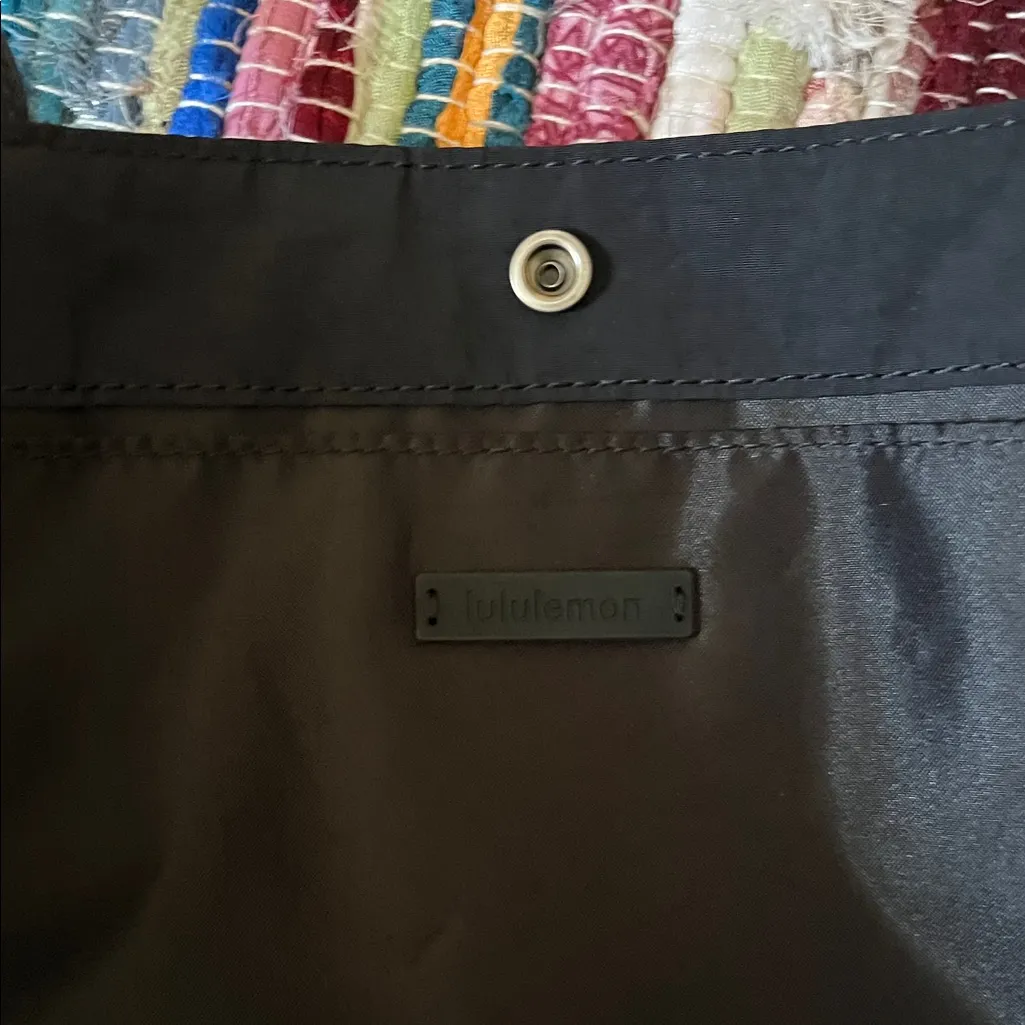 Lululemon Side-Cinch Shopper Bag 18L in black nylon - Image 3