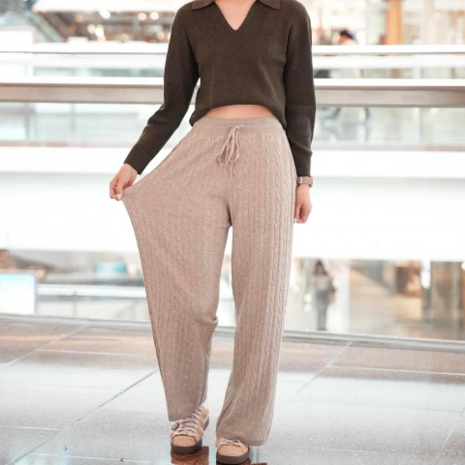 Uniqlo Washable Knit Cable Pants NWT Khaki Small - Image 3