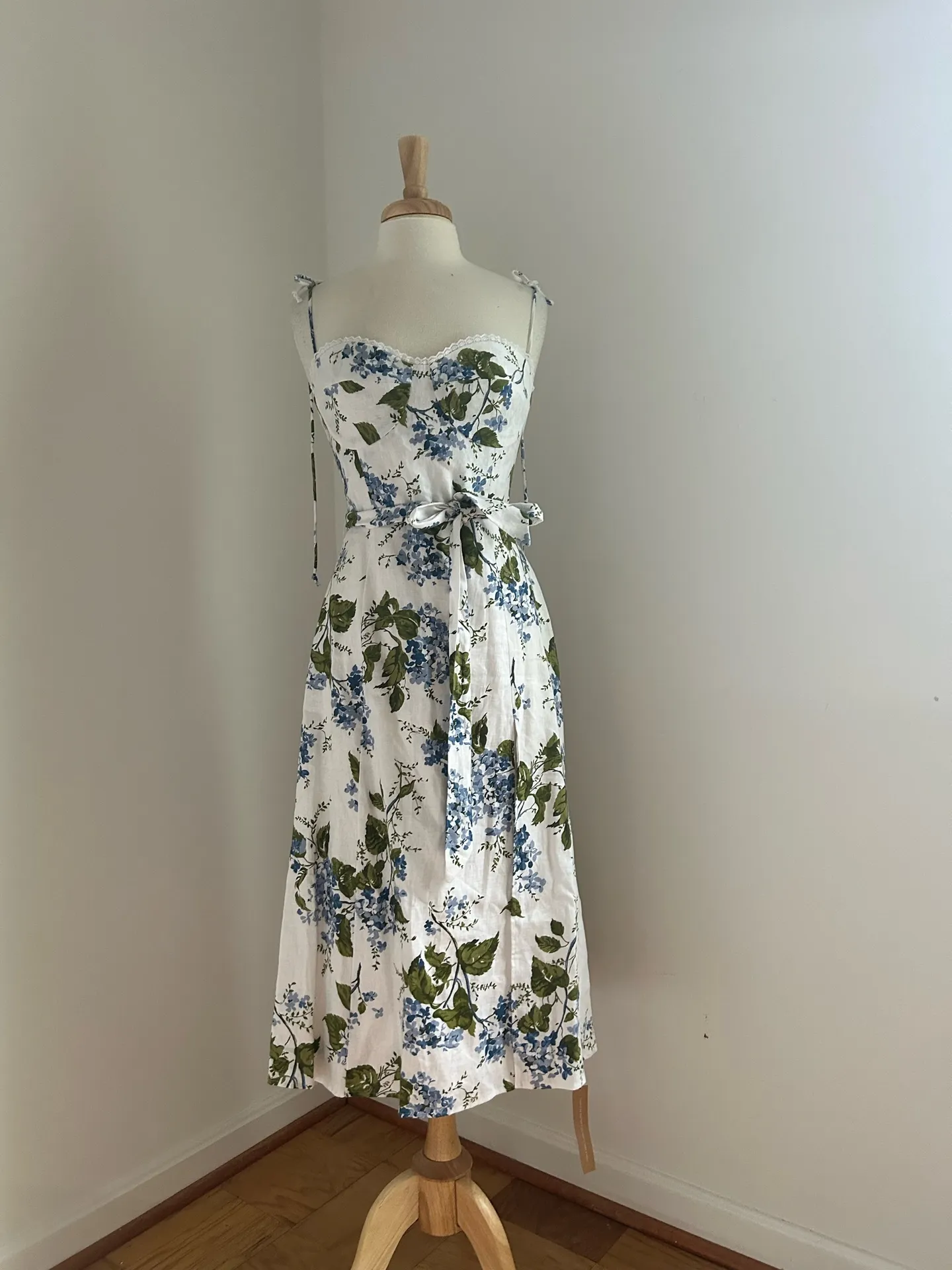 Reformation Kieryn Dress in Hydrangeas Blue & White Pattern - Image 6