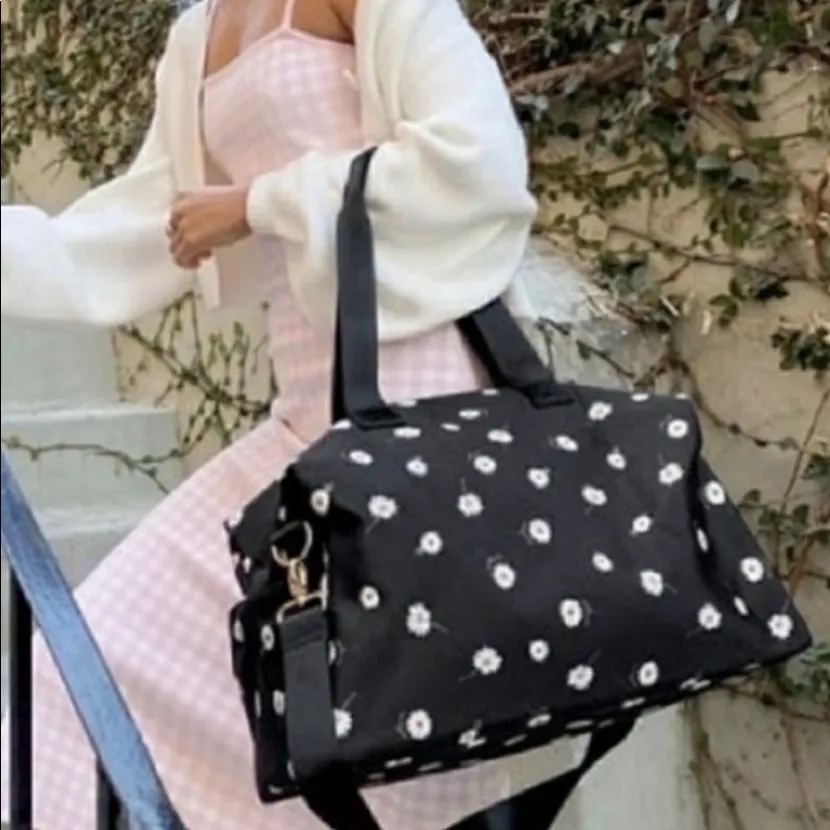 ALICE + OLIVIA DAISY PRINT DUFFLE TRAVEL BAG - Image 11